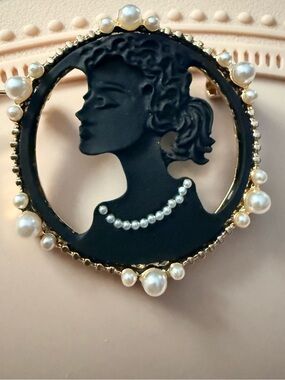 Contemporary Made Lady Profile Silhouette Round Brooch Black Gold Tone White